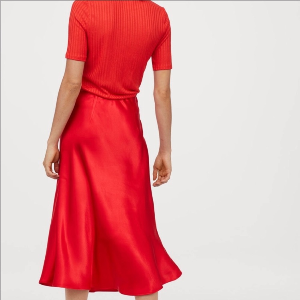 Red satin midi circle skirt - Picture 8 of 9